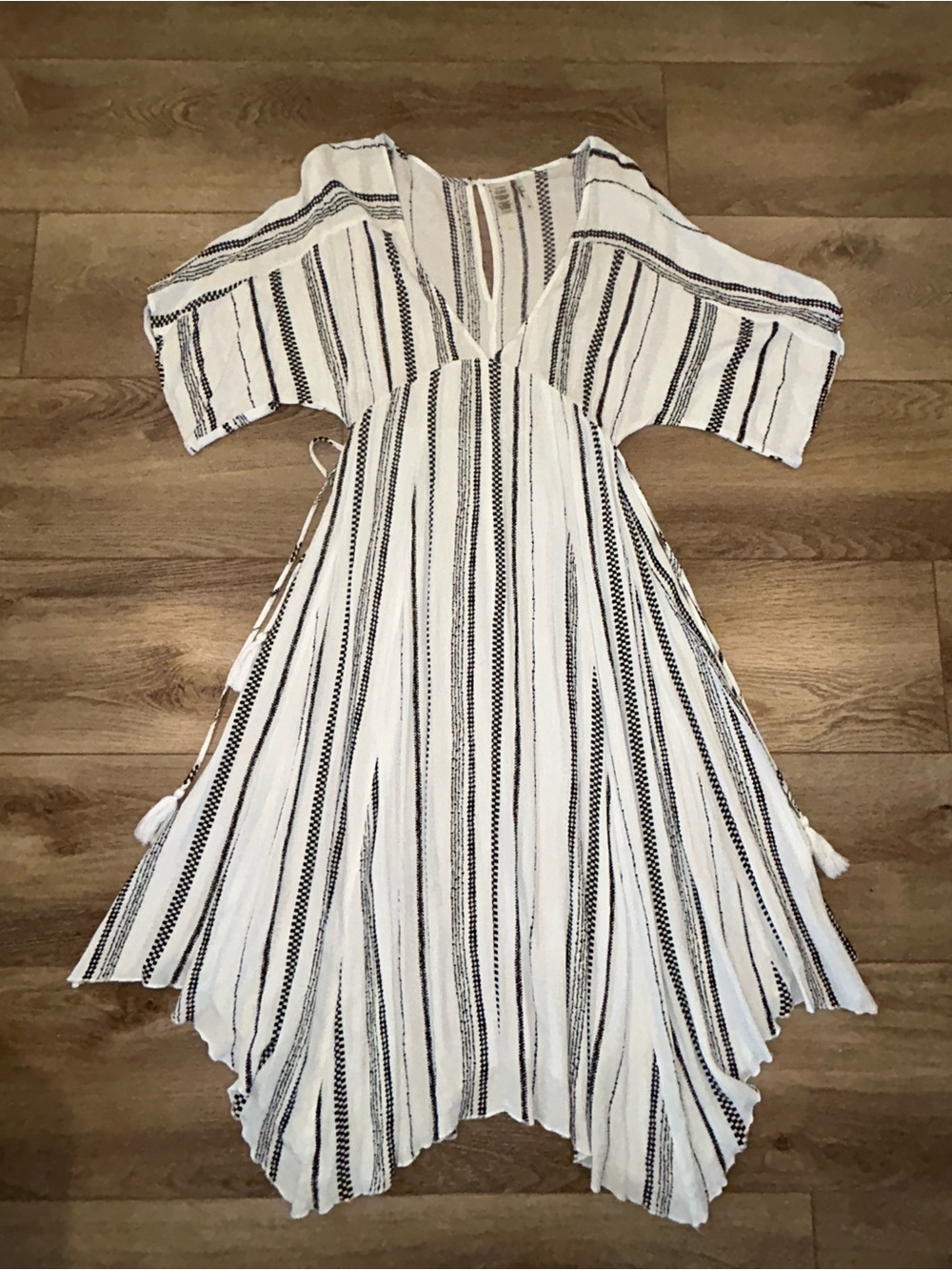 Lulu’s Bohemian Striped V-Neck Midi Dress White and Black kimono sleeve detail